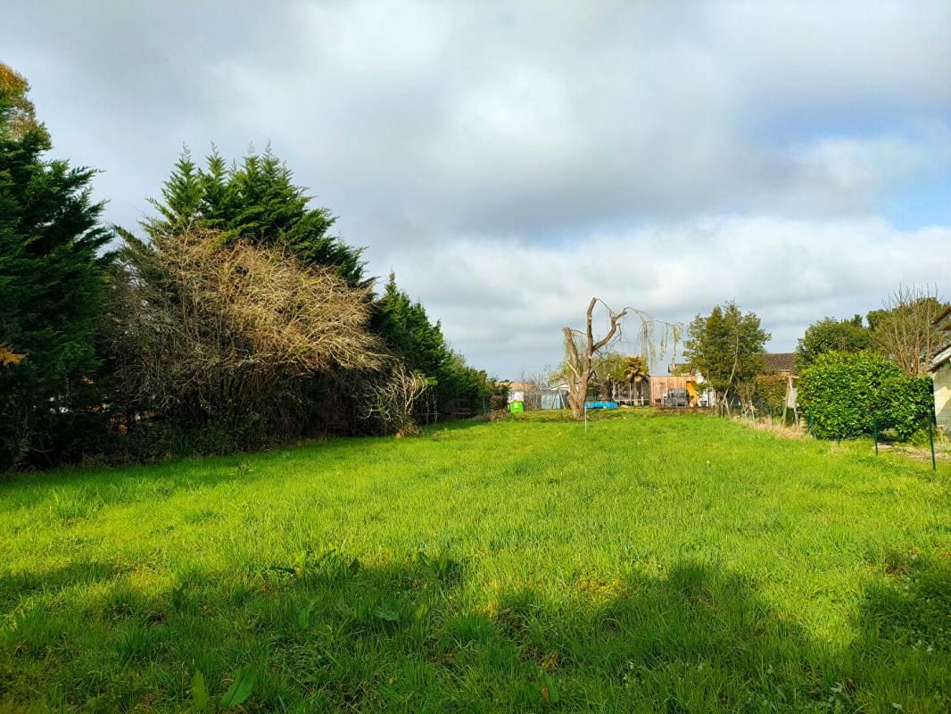 TERRAIN A BATIR 850 m² ( LIBRE DE CONSTRUCTEUR)