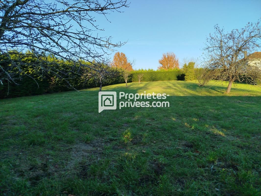Terrain à bâtir de 2450 m² - LISLE (24350)