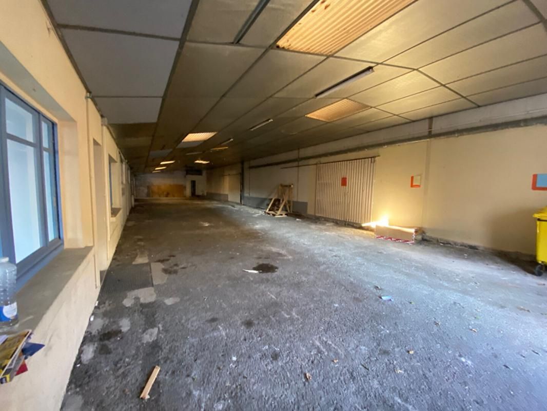 SAINTES EXCLUSIVITE SAINTES - LOCAL D'ACTVITE, ENTREPOT AVEC BUREAUX 1