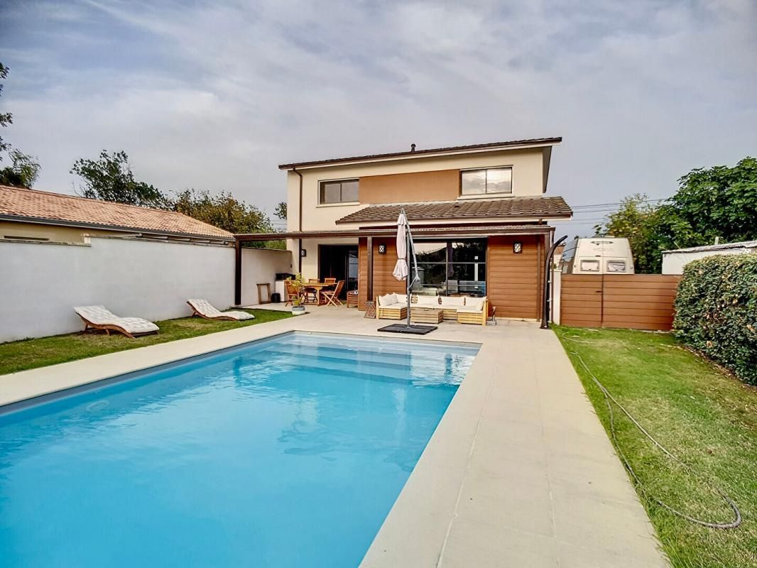 A VENDRE MAISON - 33240 SAINT-ANDRE-DE-CUBZAC - 6 pièces 130 m²