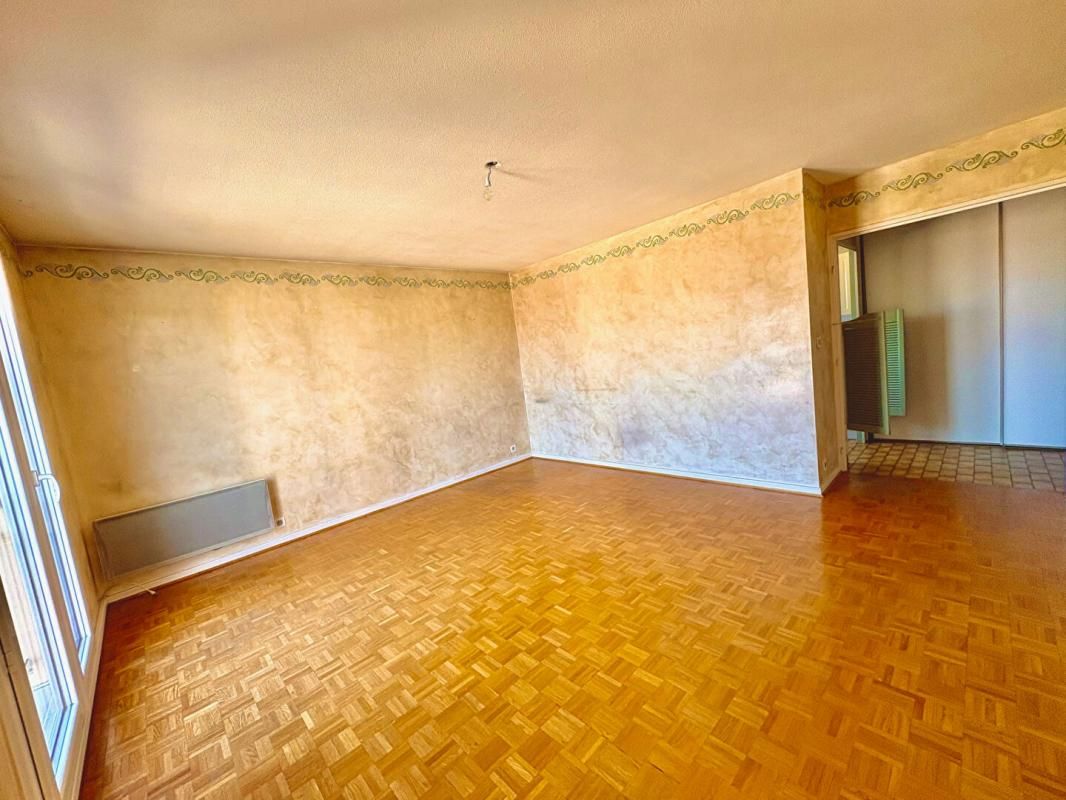 Appartement de 2 chambres, terrasse, garage, proche Promenoir
