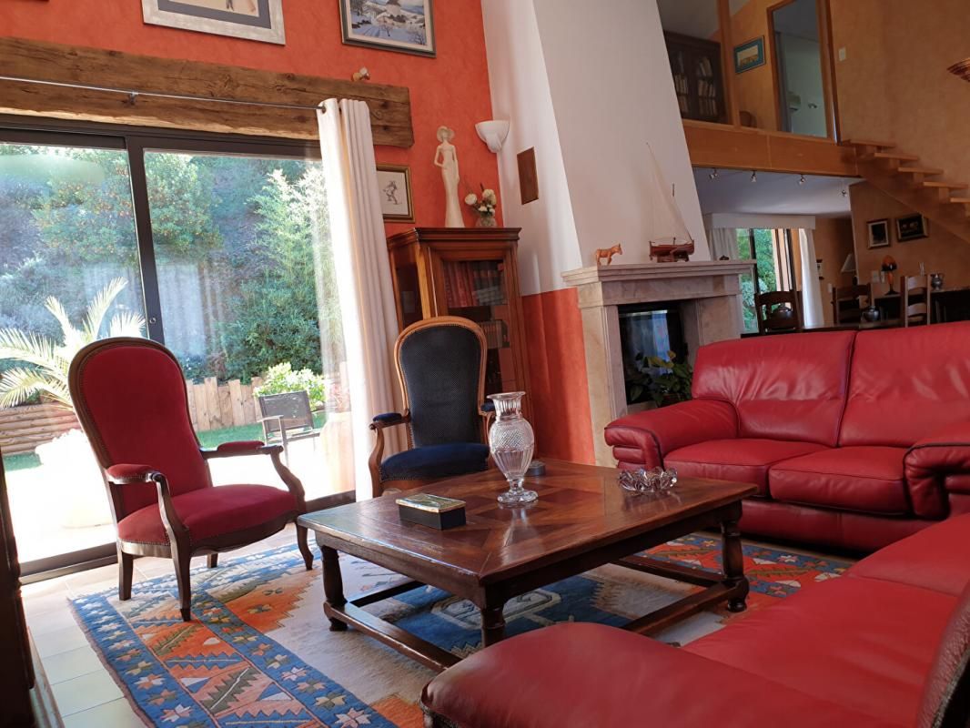 Un ensemble regroupant une maison d'architecte indépendante avec grand garage, local professionnel et un locatif à Amélie les Bains