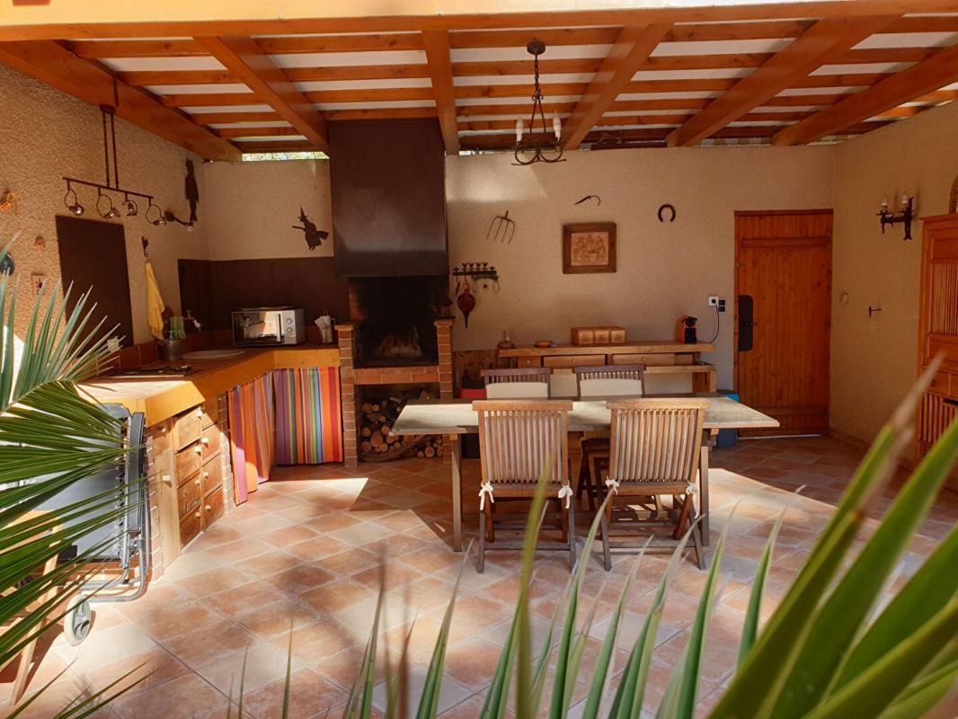 AMELIE-LES-BAINS-PALALDA Un ensemble regroupant une maison d'architecte indépendante avec grand garage, local professionnel et un locatif à Amélie les Bains 3