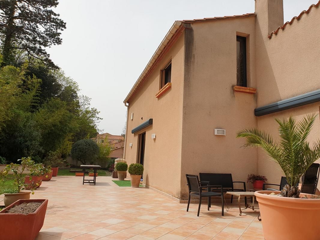 AMELIE-LES-BAINS-PALALDA Un ensemble regroupant une maison d'architecte indépendante avec grand garage, local professionnel et un locatif à Amélie les Bains 4