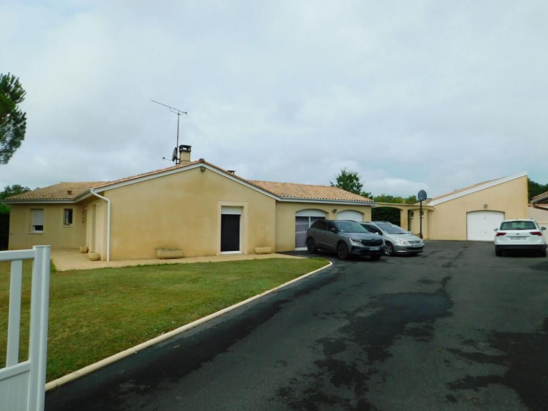 Magnifique Maison de plain pied de 125 m2 avec piscine et dépendances