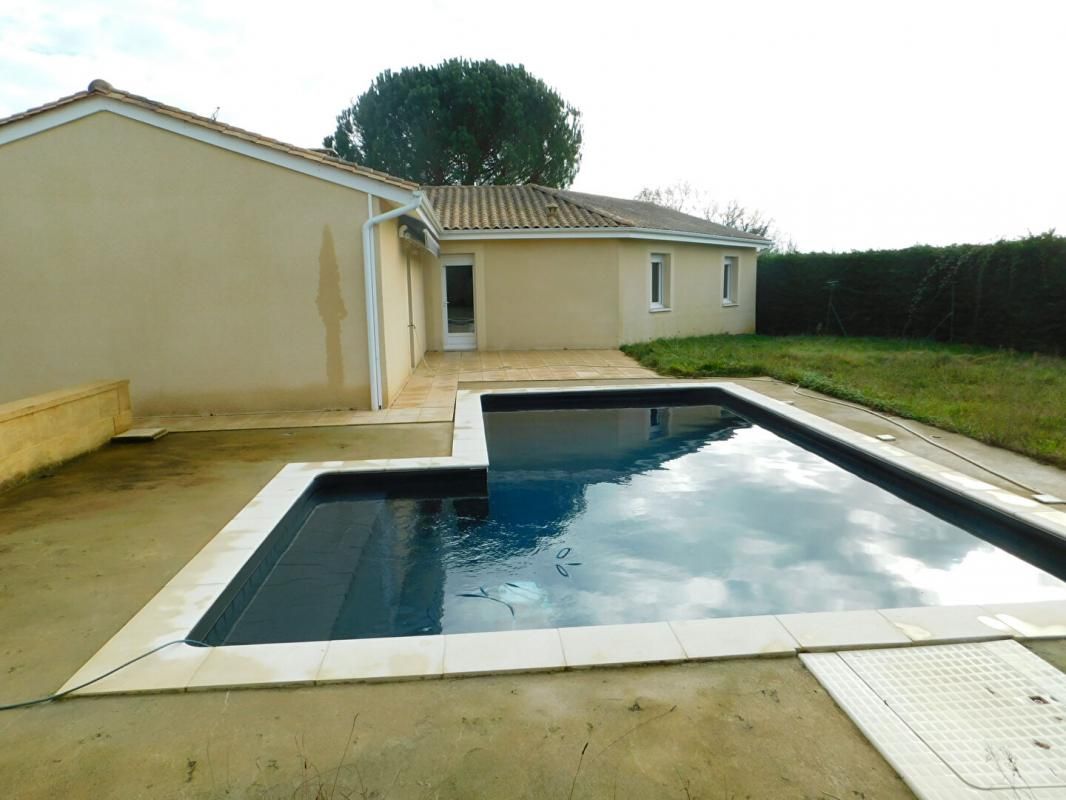 DOUVILLE Magnifique Maison de plain pied de 125 m2 avec piscine et dépendances 2