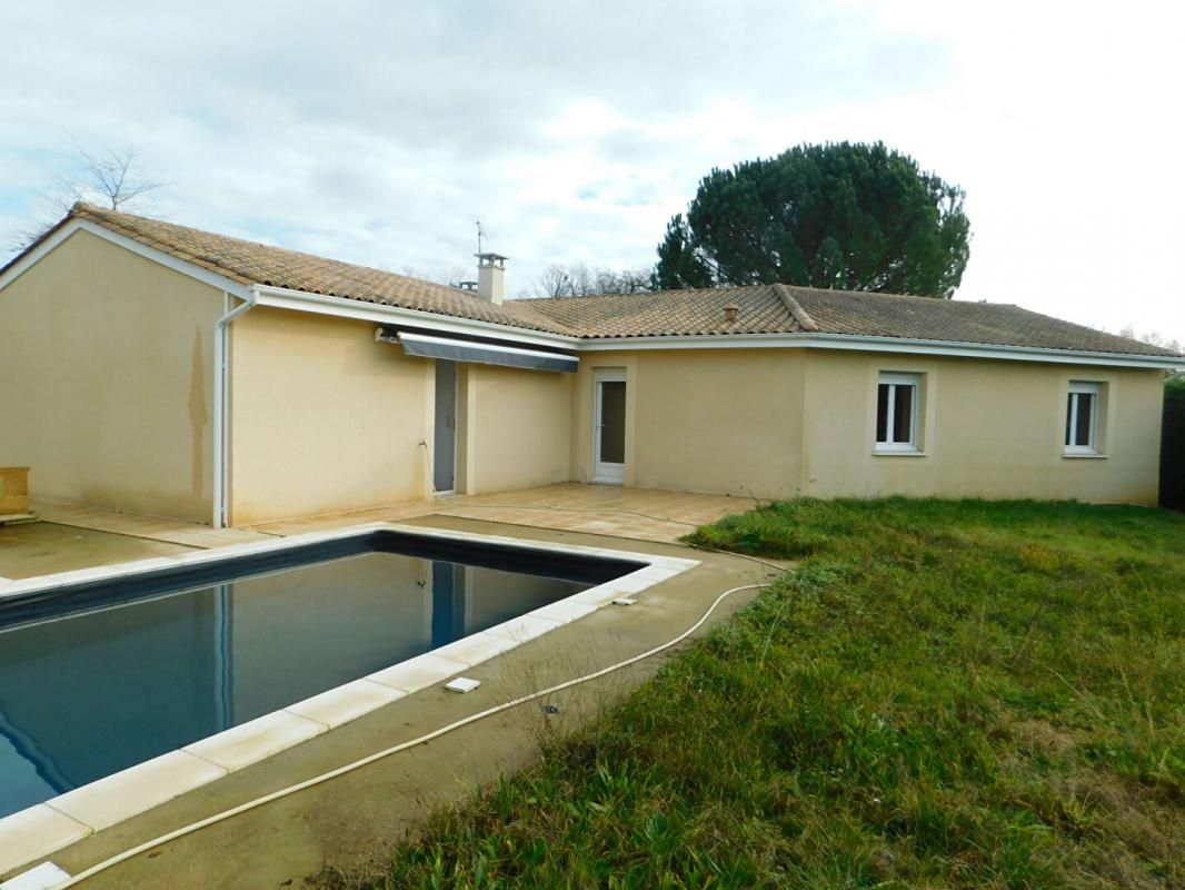 DOUVILLE Magnifique Maison de plain pied de 125 m2 avec piscine et dépendances 3