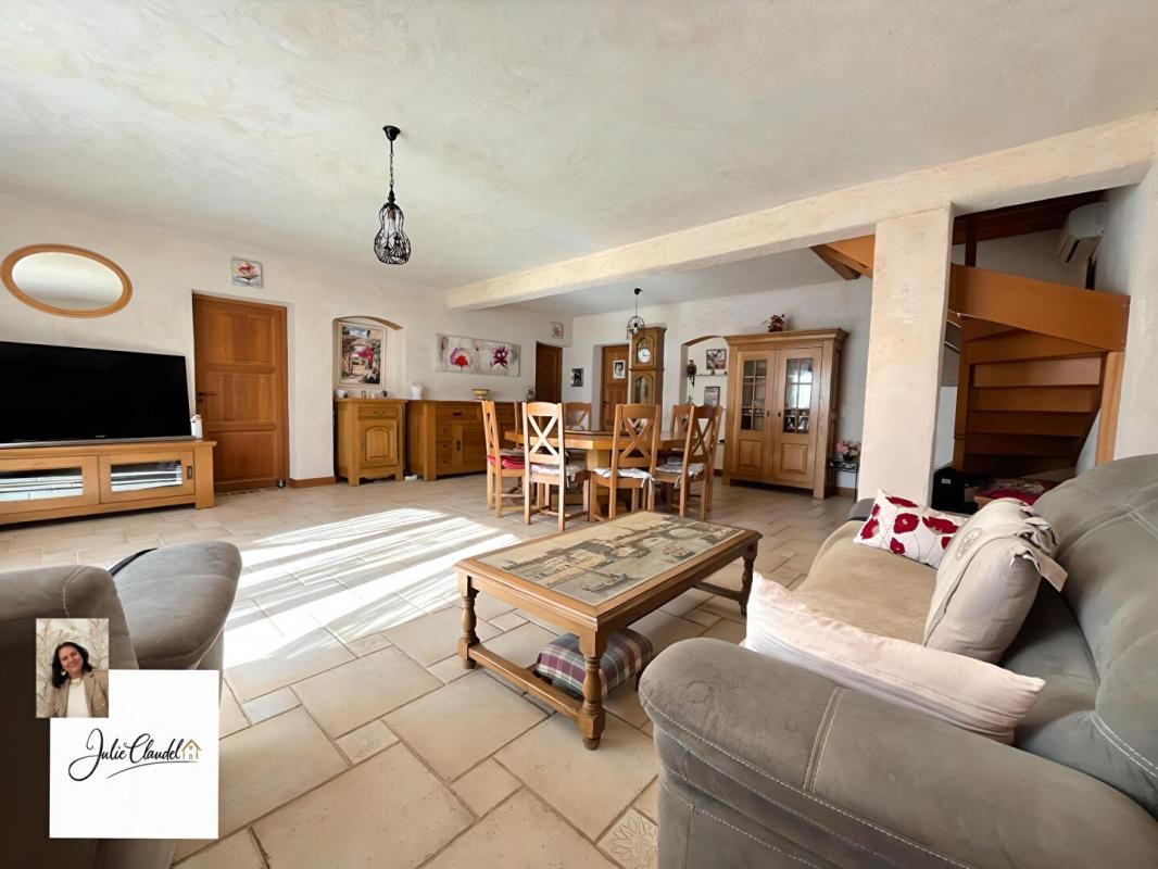 FIGANIERES EXCEPTIONNELLE MAISON FAMILIALE NICHÉE EN HAUTEUR AVEC PISCINE 3