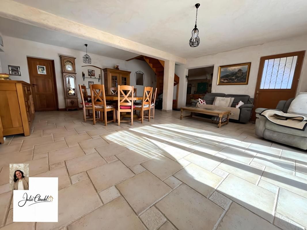 FIGANIERES EXCEPTIONNELLE MAISON FAMILIALE NICHÉE EN HAUTEUR AVEC PISCINE 4