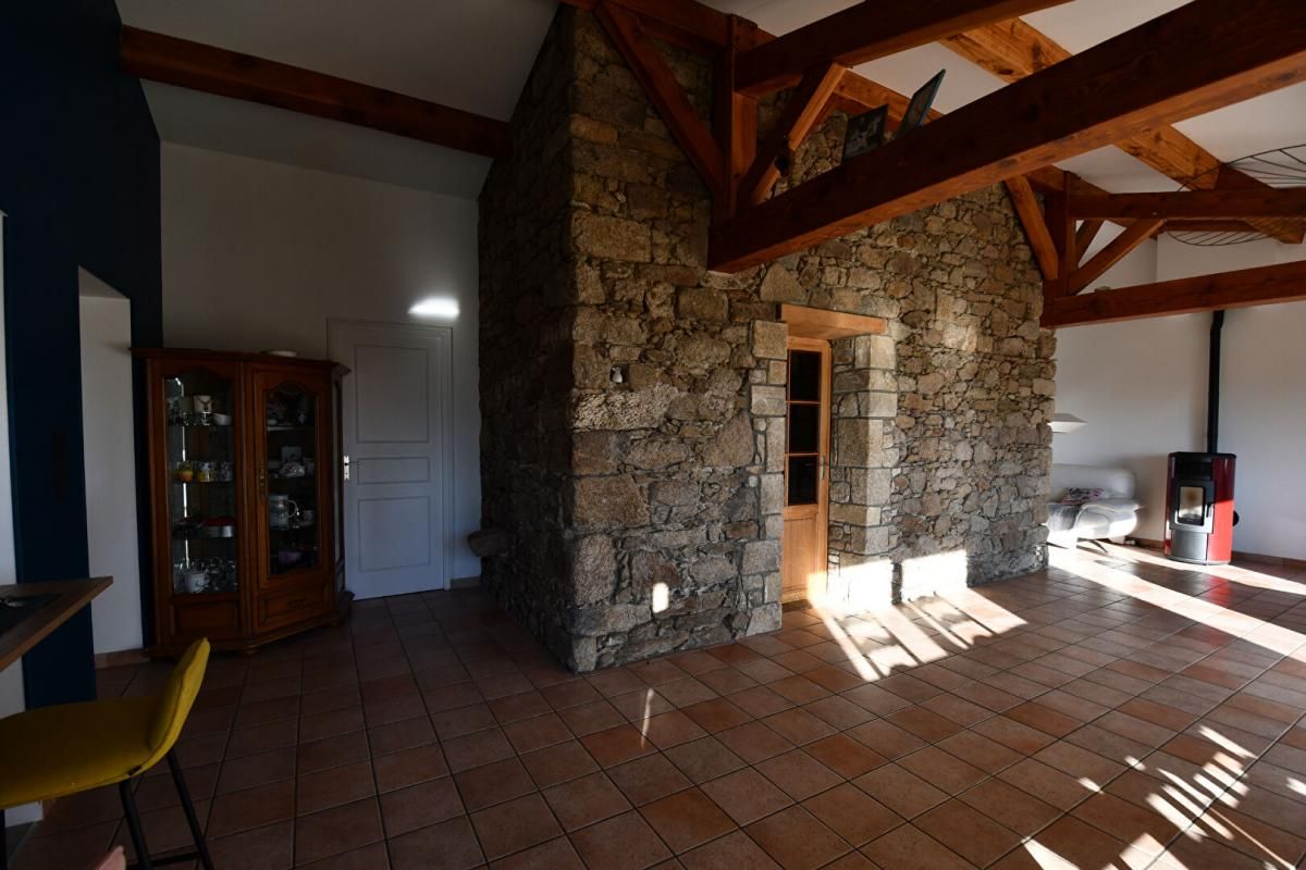 CLISSON Maison Gorges 4 P . 2 Chs . 1 Bureau . 107.23 M² . T 2854 M² . Dépendance 3