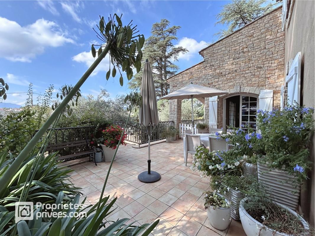 SAINT-MAXIMIN-LA-SAINTE-BAUME Maison familiale de 270 m² à Saint-Maximin-La-Sainte-Baume 819 000 Euros 3