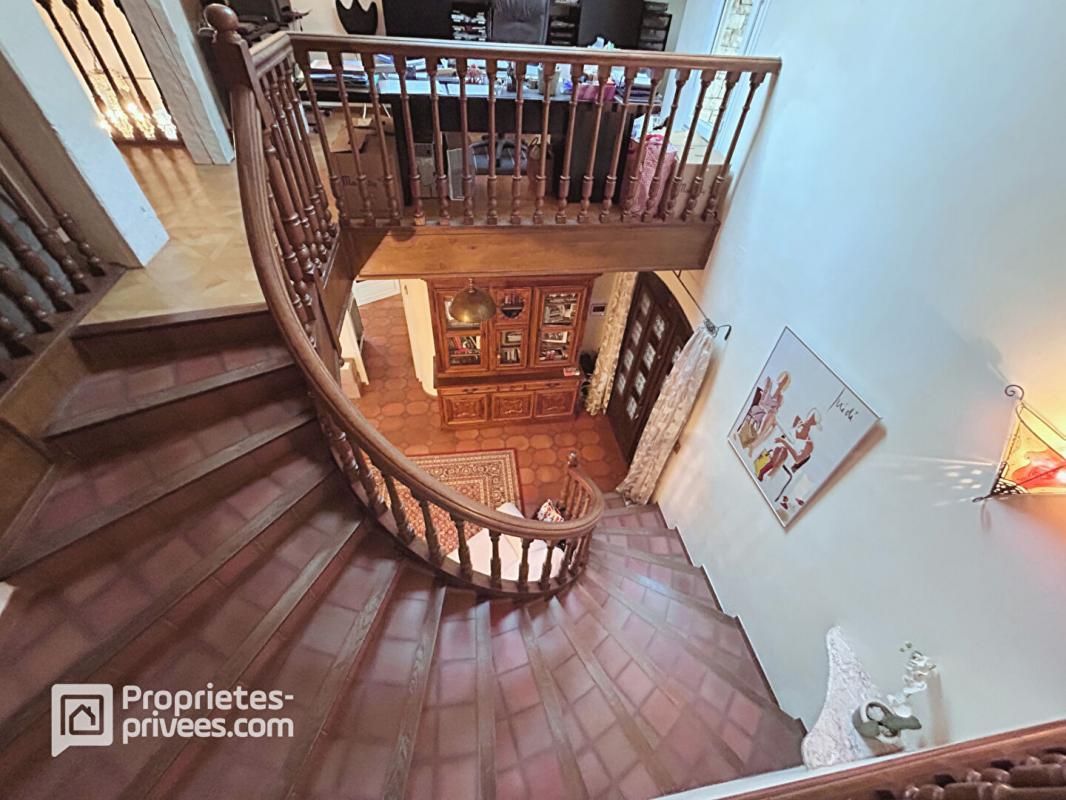 SAINT-MAXIMIN-LA-SAINTE-BAUME Maison familiale de 270 m² à Saint-Maximin-La-Sainte-Baume 819 000 Euros 4