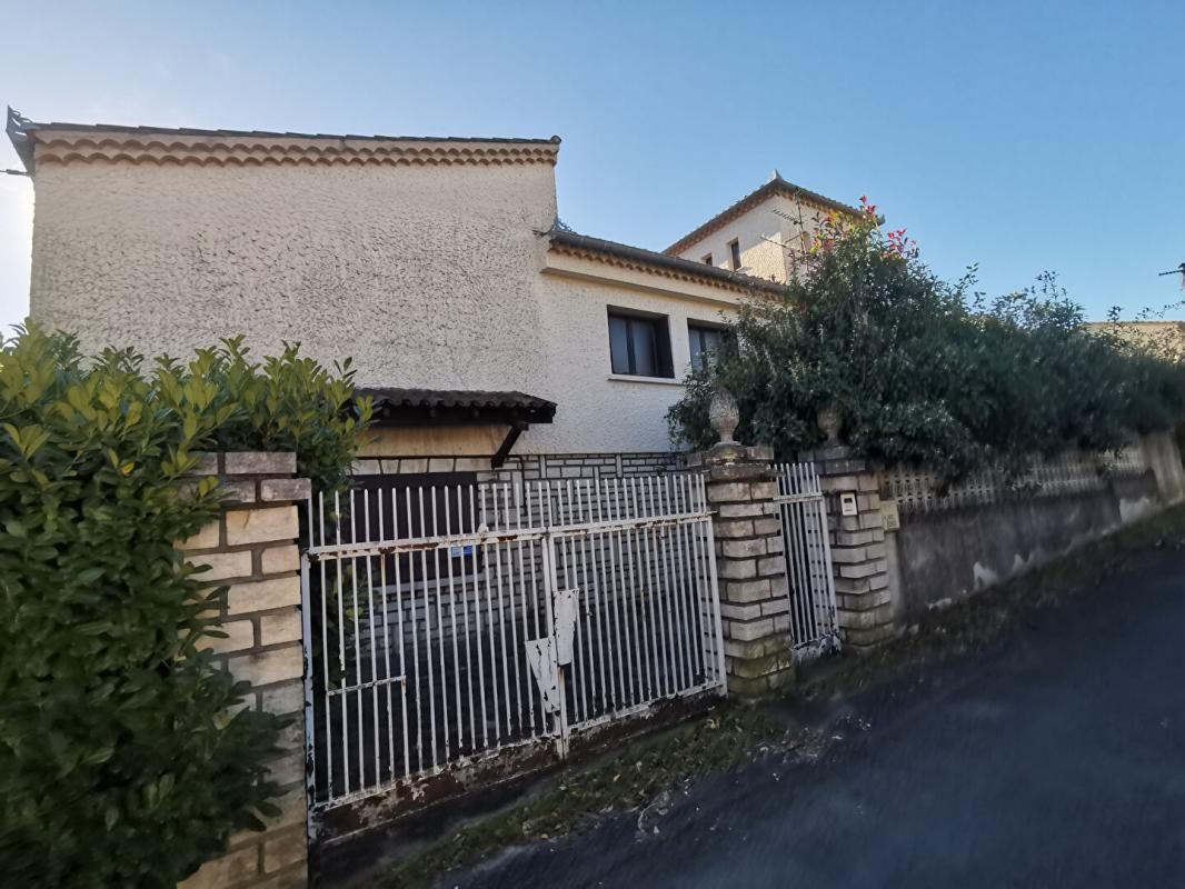 Maison Ales 14 pièce(s) 174 m2 900 M2 DE TERRAIN dans une impasse