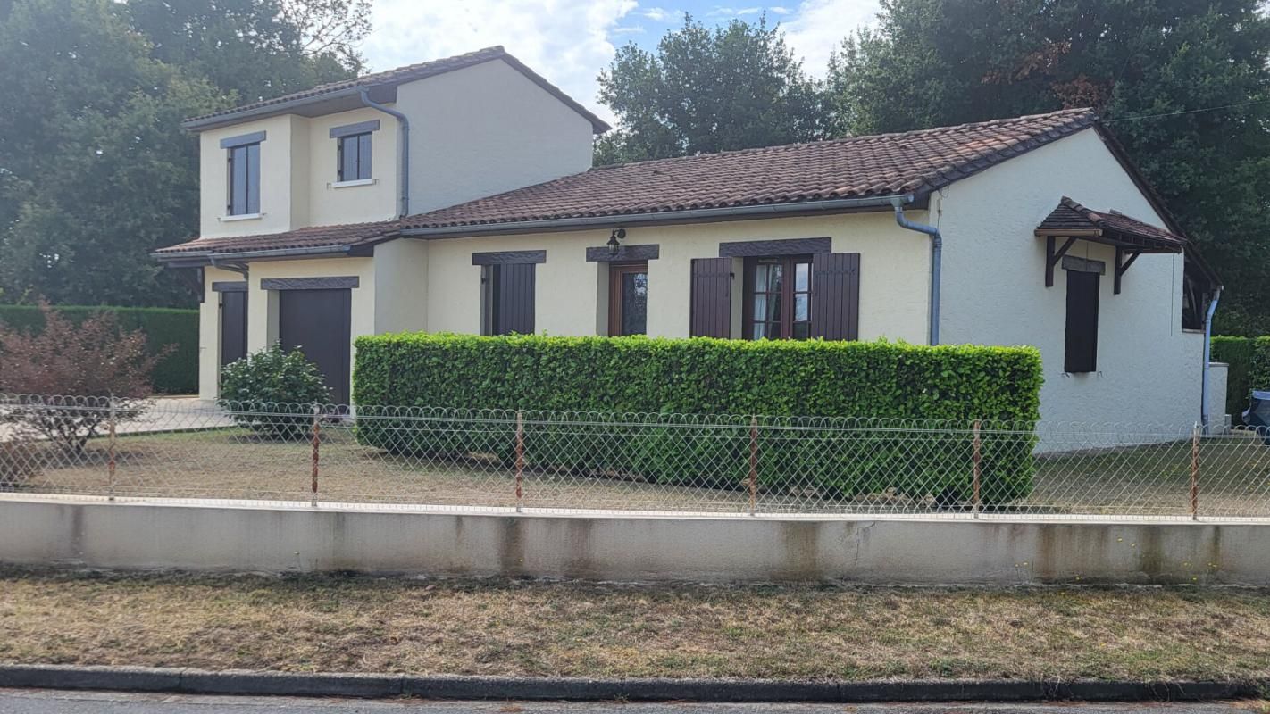 MUSSIDAN Maison proche centre Mussidan 5 pièces 80 m2 plus 20 m² aménagés, garage et cellier 3