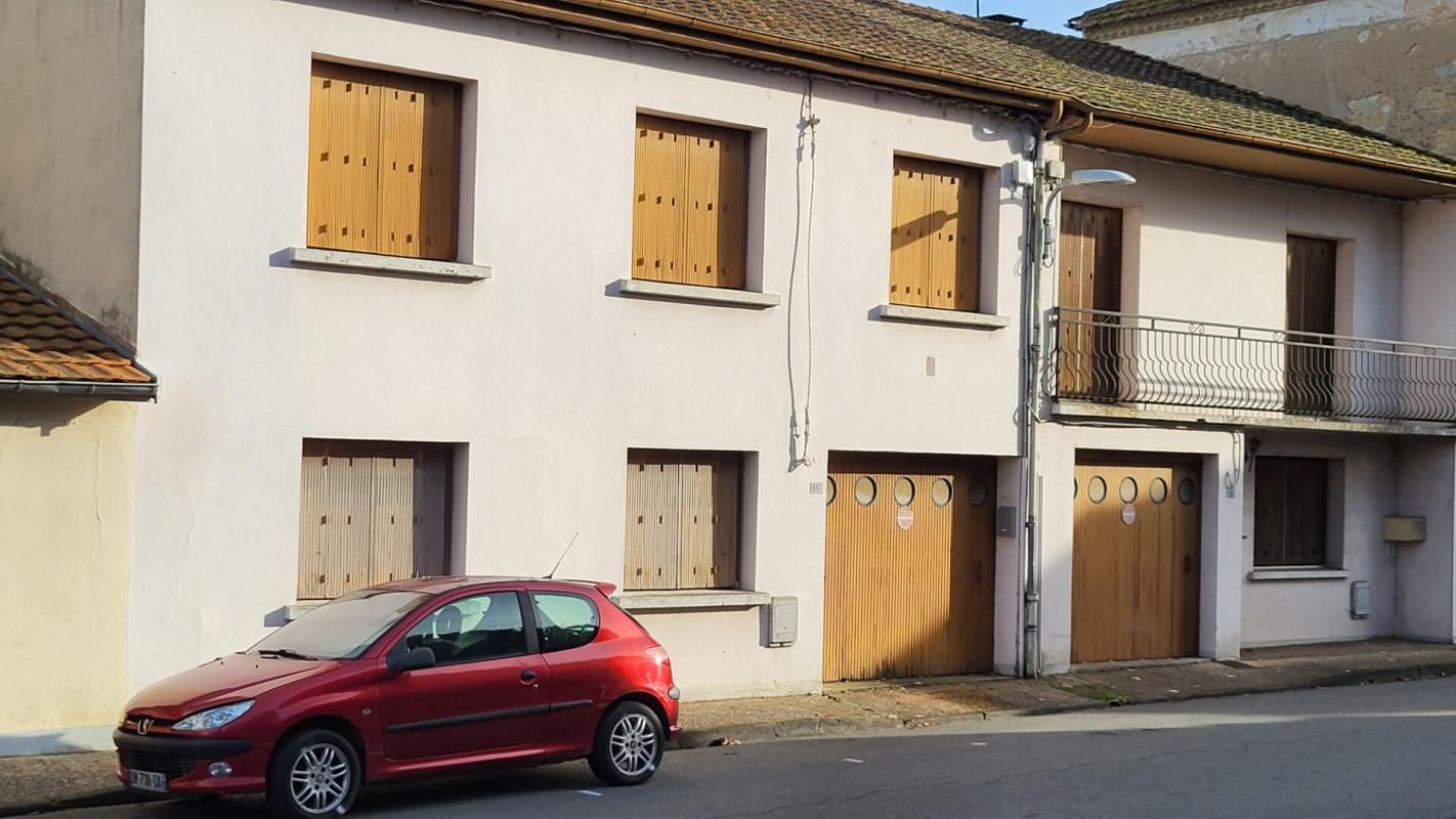 Maison de 1970 divisée en 2 appartements Centre Mussidan 152 m2 plus garage