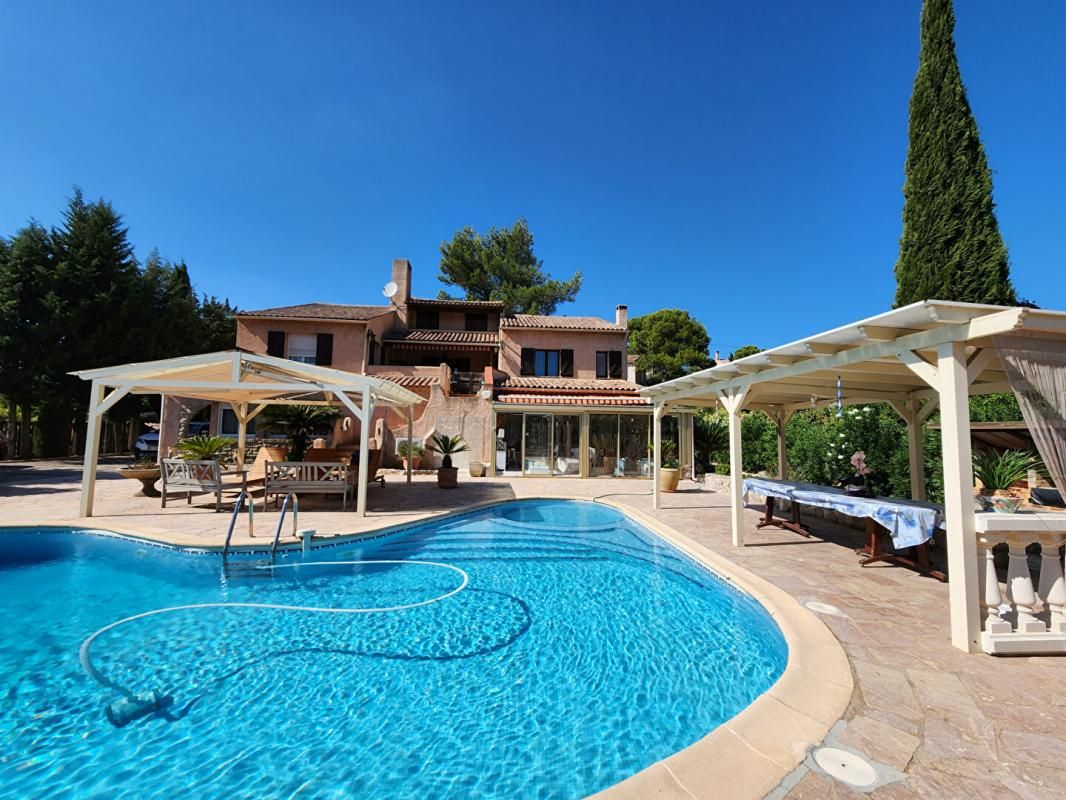 Villa Le Muy 9 pièces- 377 m2- PISCINE- 2 LOGEMENTS POSSIBLES