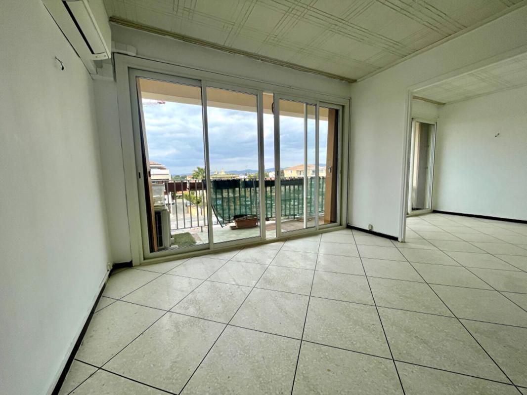 SIX-FOURS-LES-PLAGES Appartement 80m2 centre-ville de Six-Fours-Les-Plages - à renover 3