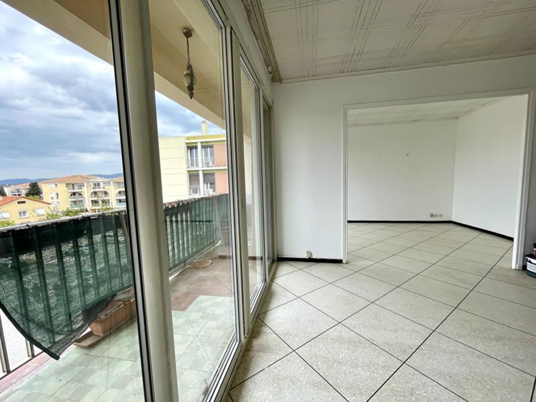 SIX-FOURS-LES-PLAGES Appartement 80m2 centre-ville de Six-Fours-Les-Plages - à renover 4