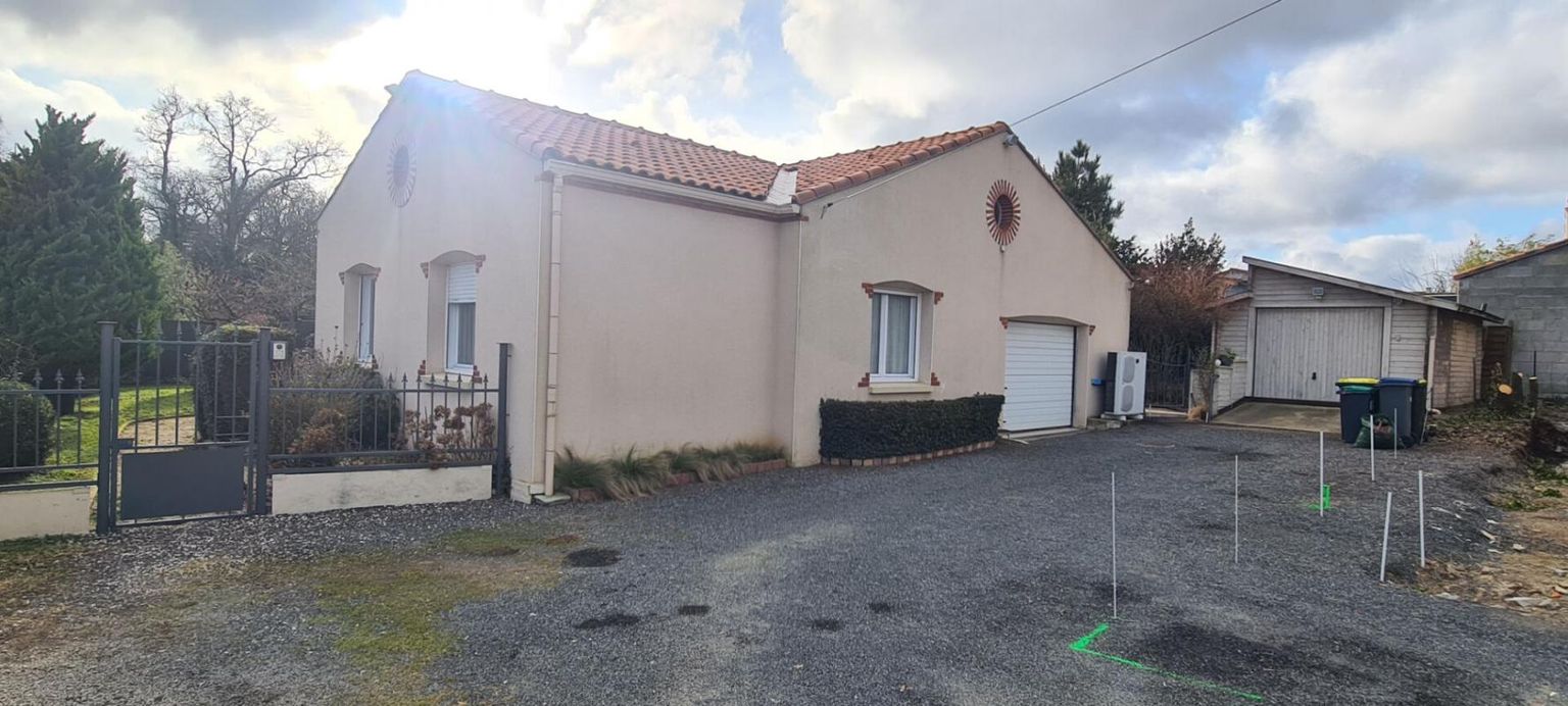 SAINT-FIACRE-SUR-MAINE Maison Saint Fiacre Sur Maine 5 P . 4 Chs . 133 M² . T 821 M² . 2 Garages 3