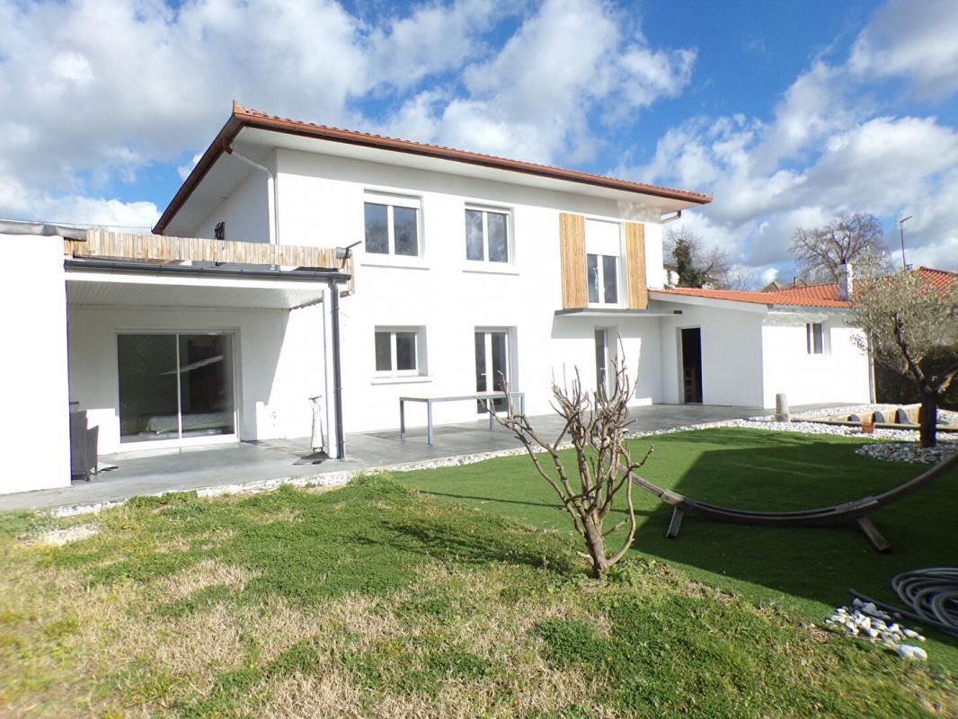 Maison de 6 pieces + dépendance 195m²