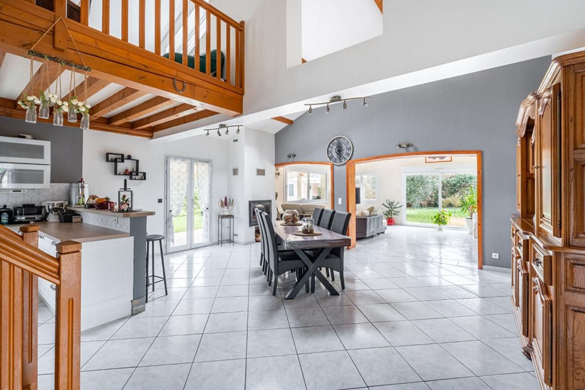 JASSANS-RIOTTIER Maison Familiale sur Jassans Riottier 5 pièce(s) 165 m2 habitables (+ 115m² garages - atelier) 2