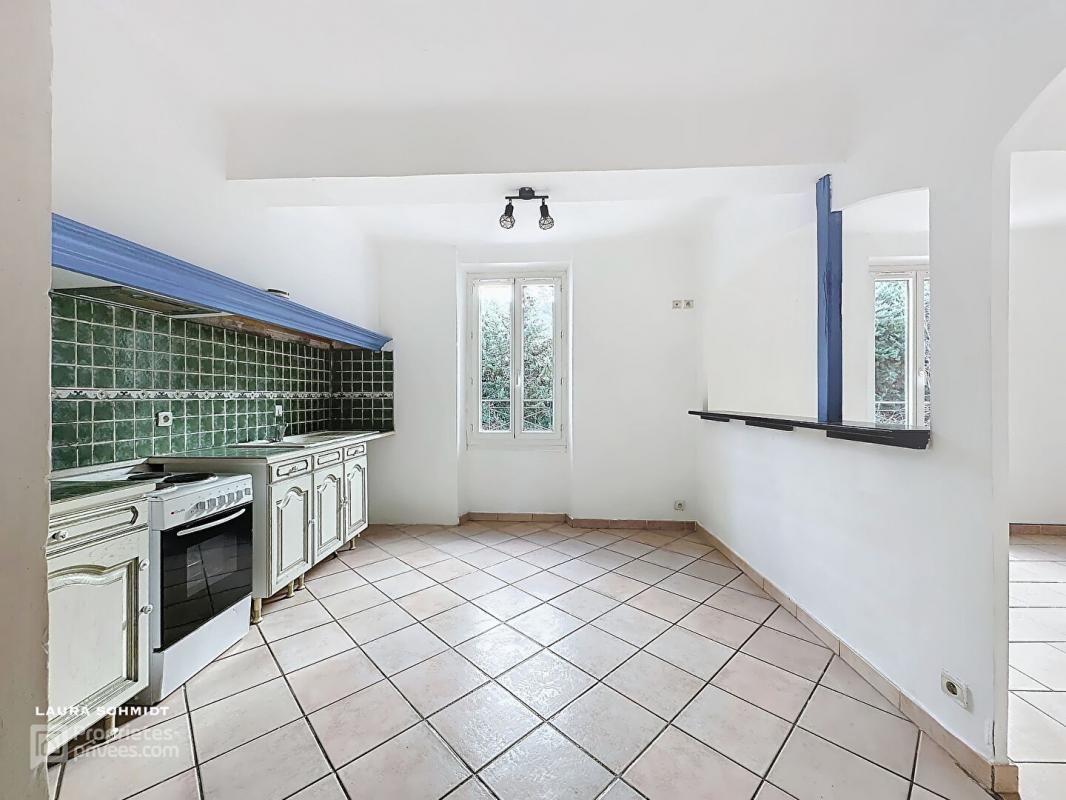 FLASSANS-SUR-ISSOLE Immeuble de rapport avec 3 appartements et 2 garages 2
