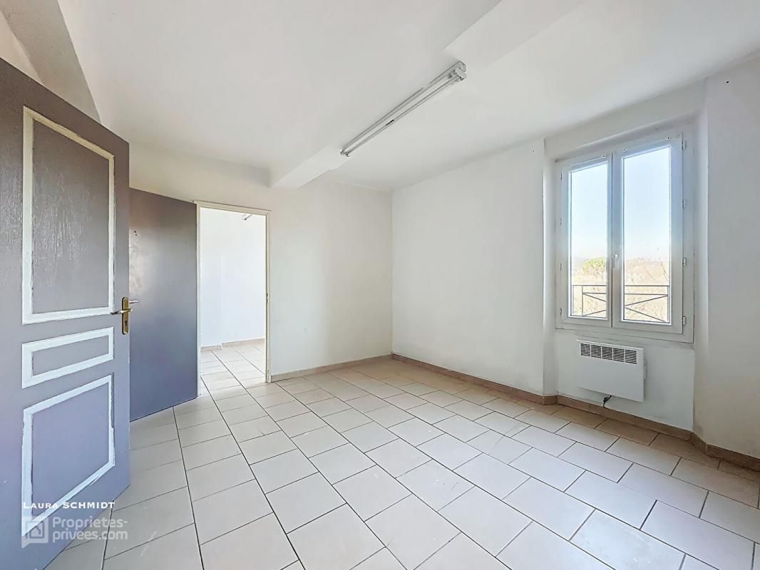 FLASSANS-SUR-ISSOLE Immeuble de rapport avec 3 appartements et 2 garages 4
