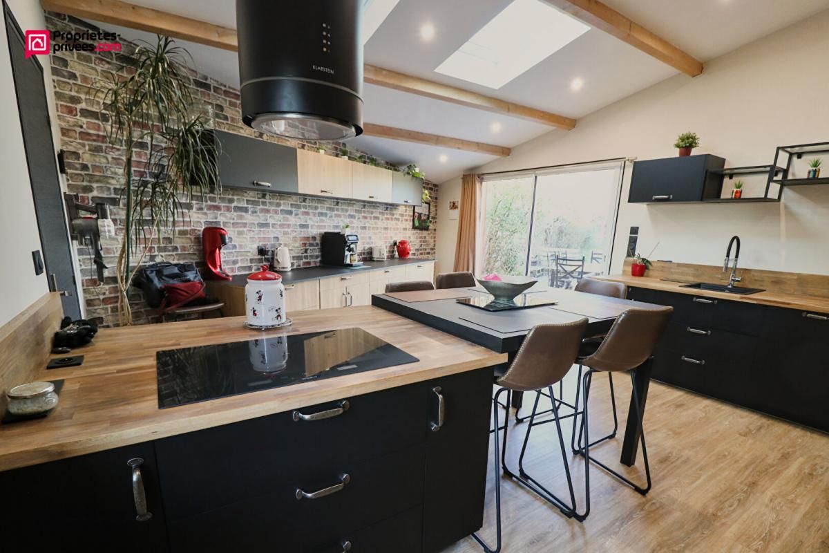 SAINT-ANDRE-DE-LA-MARCHE Maison Sevremoine 7 pièce(s) 232 m2 2