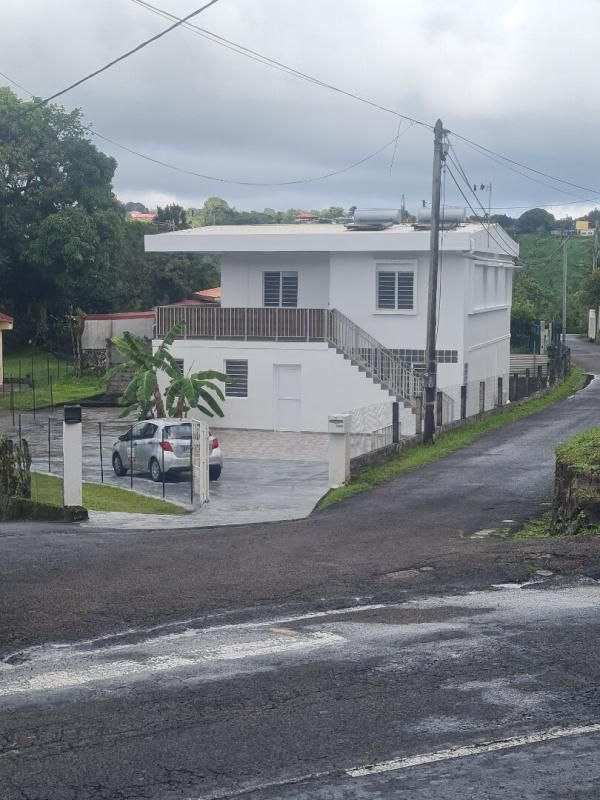 Belle maison sur deux niveaux composée de 5 chambres. Superficie de 155 m2 sur un terrain de 717 m2
