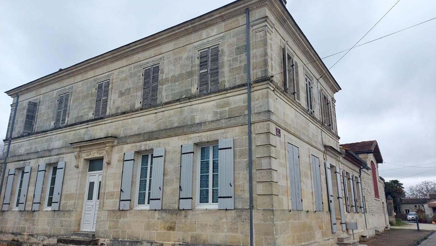 Maison de charme à Blaignan 8 pièce(s) 230 m2 joli petit village viticole