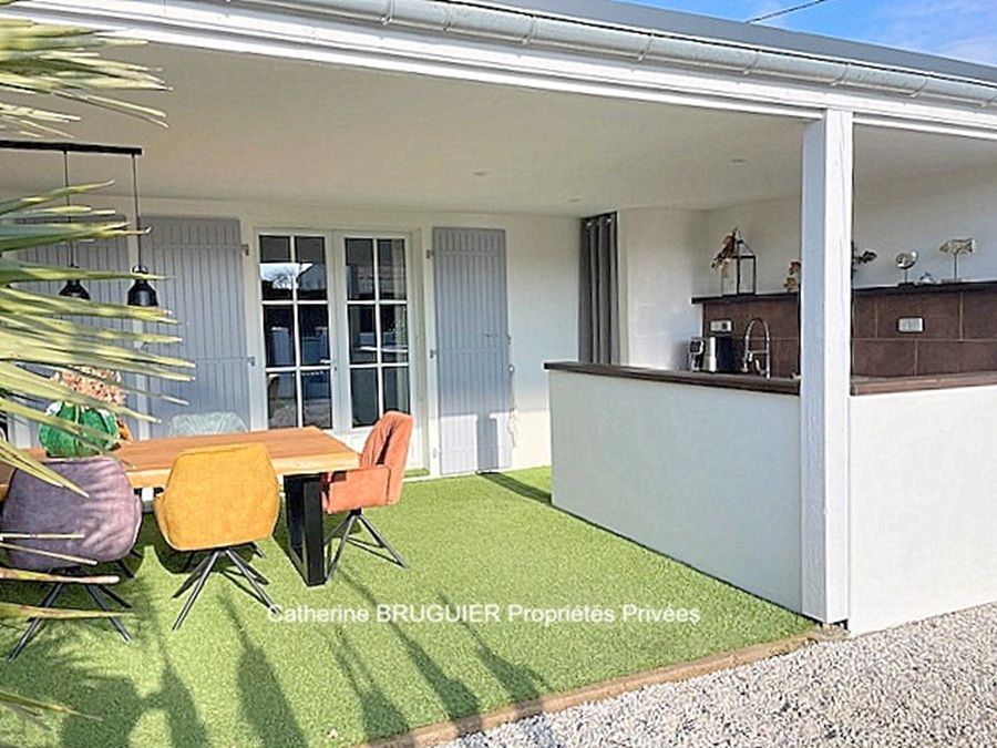 SAINT-SAUVEUR-D'AUNIS Elégante et raffinée Villa 176 m2, 5 chambres, piscine et jardin paysagé 2