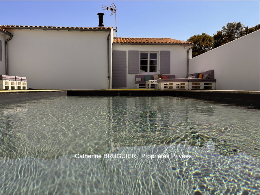 SAINT-SAUVEUR-D'AUNIS Elégante et raffinée Villa 176 m2, 5 chambres, piscine et jardin paysagé 3