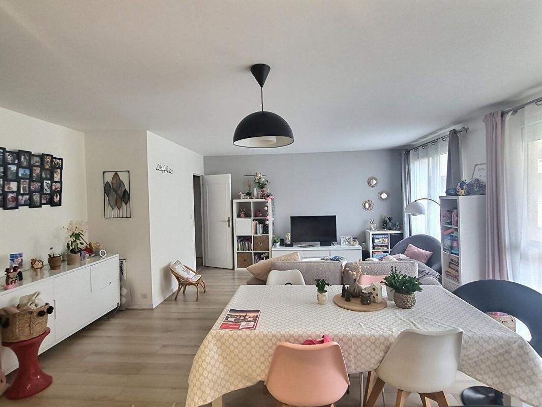 VAIRES-SUR-MARNE Appartement Vaires Sur Marne 4 pièces 83 m2 Résidence du Bois 3
