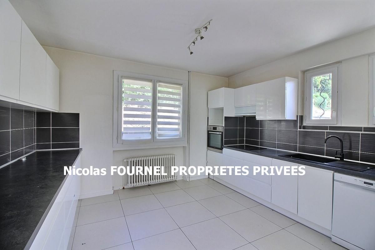 LE CHAMBON-FEUGEROLLES Maison Le Chambon Feugerolles 11 pièce(s) 231.86 m2 3