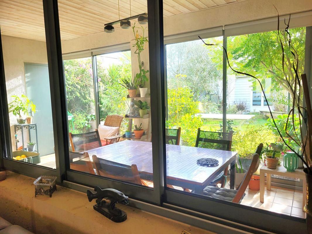 Charmante maison en pierre , trois chambres , beau jardin , dépendance