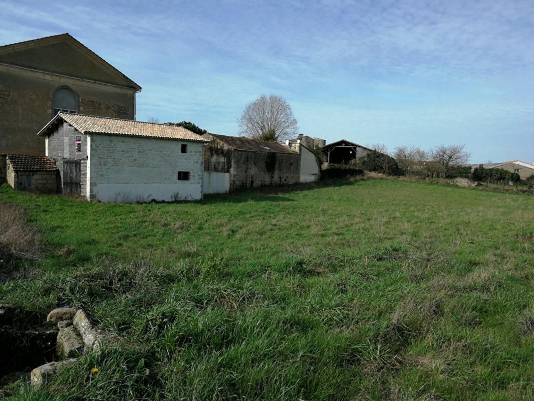 MOUGON - Terrain à construire 2450 m2 avec grange