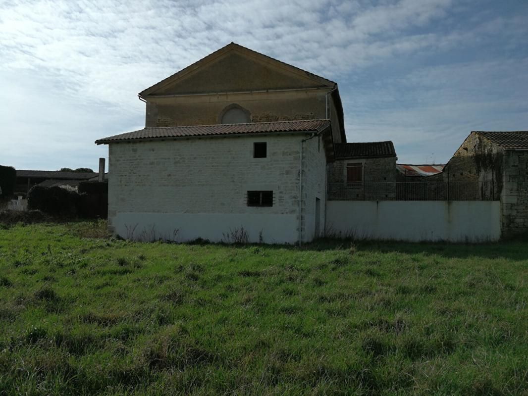 MOUGON-THORIGNÉ MOUGON - Terrain à construire 2450 m2 avec grange 2
