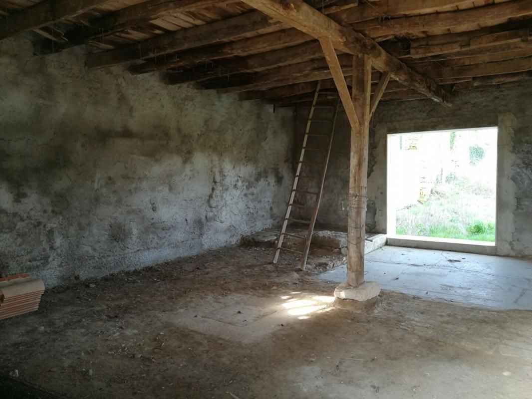MOUGON-THORIGNÉ MOUGON - Terrain à construire 2450 m2 avec grange 3
