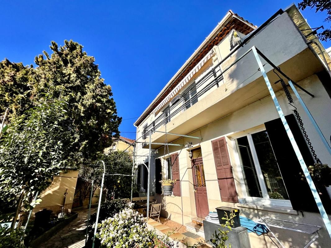 Maison de 131 m2, divisée en deux appartements avec jardin, garage et terrasses - Toulon (83200)