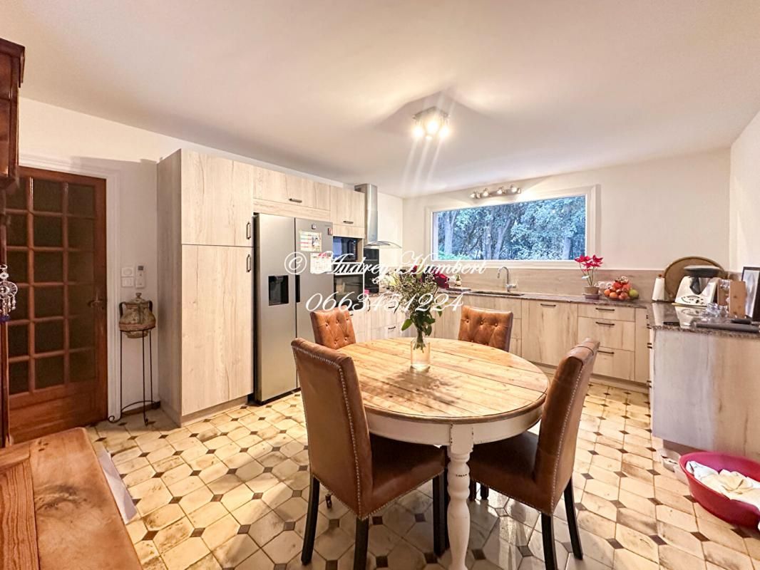 ORAISON ORAISON, COUP DE COEUR pour cette Superbe Villa de 176 m² aux belles prestations sur Terrain arboré de 7000 m² avec piscine 4
