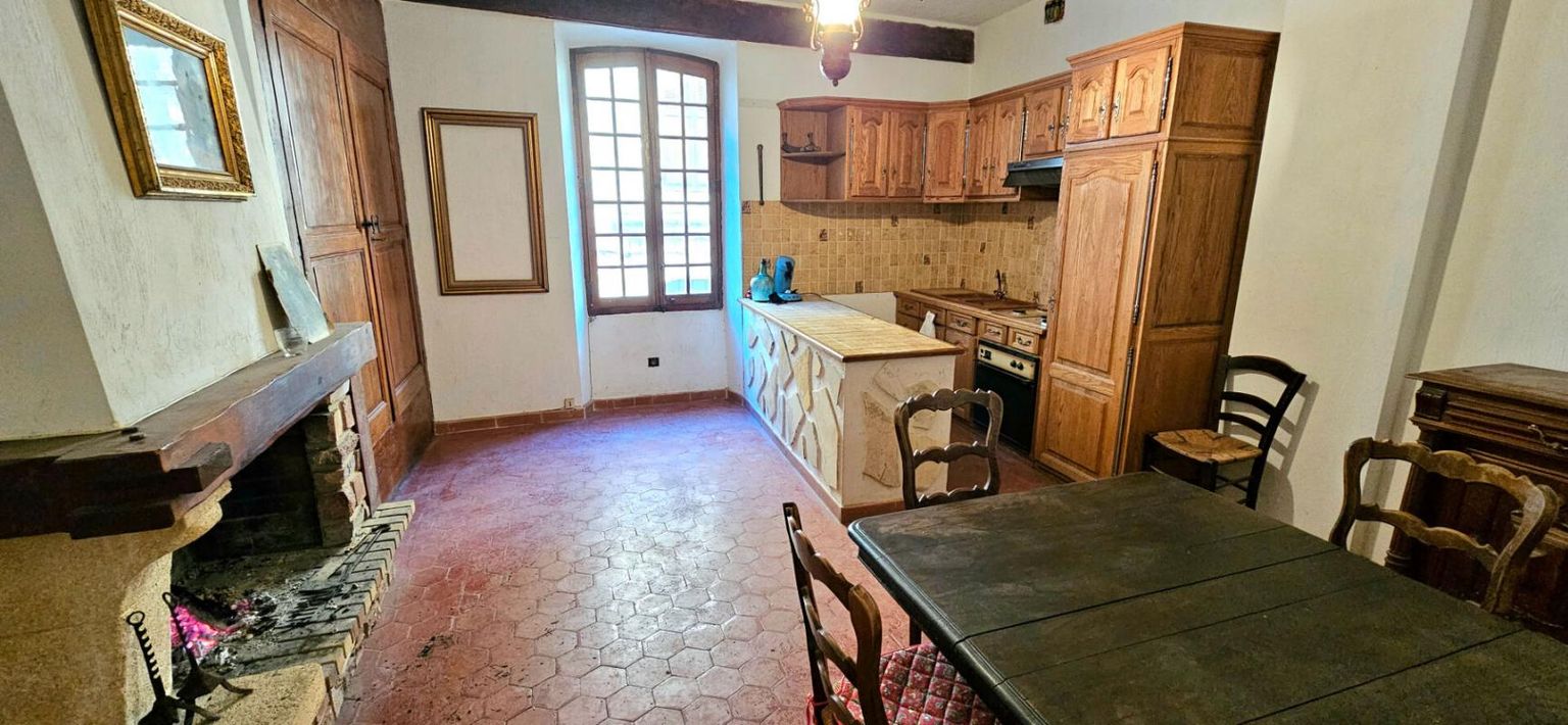 CLAVIERS Maison de village à rénover avec grand garage 2