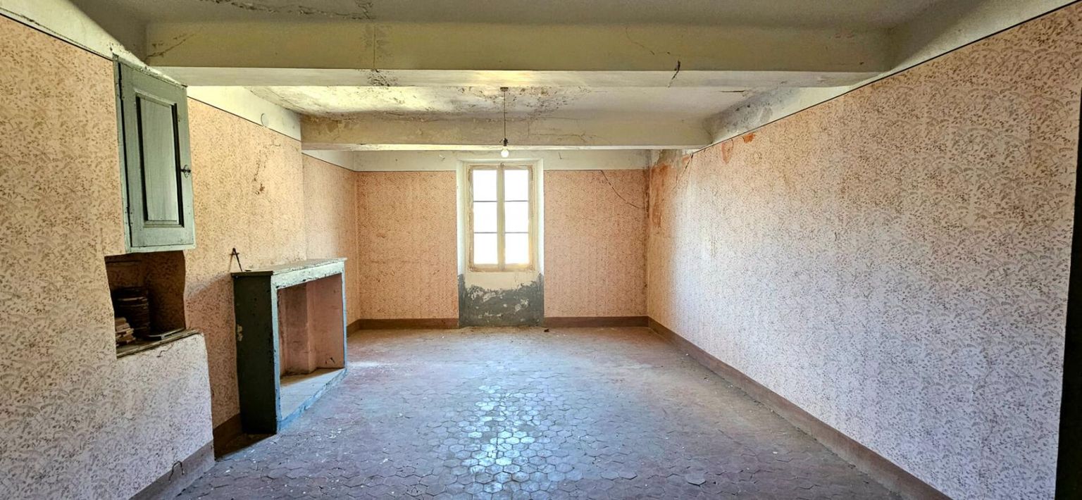 CLAVIERS Maison de village à rénover avec grand garage 3