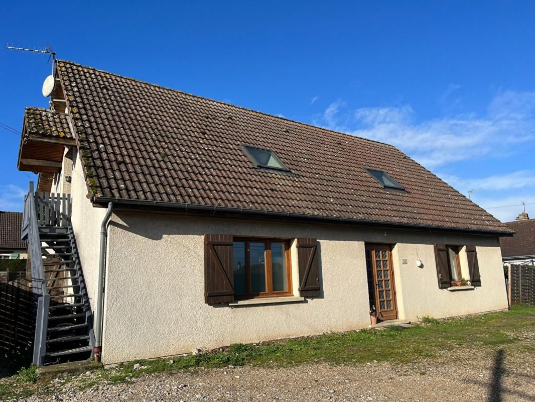 IMMEUBLE AVEC TROIS LOGEMENTS LOUES 190M2