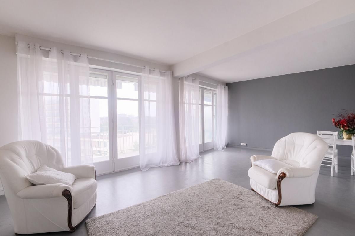 SUPERBE APPARTEMENT AVEC TROIS CHAMBRES BALCON  ASCENSEUR ET PARKING