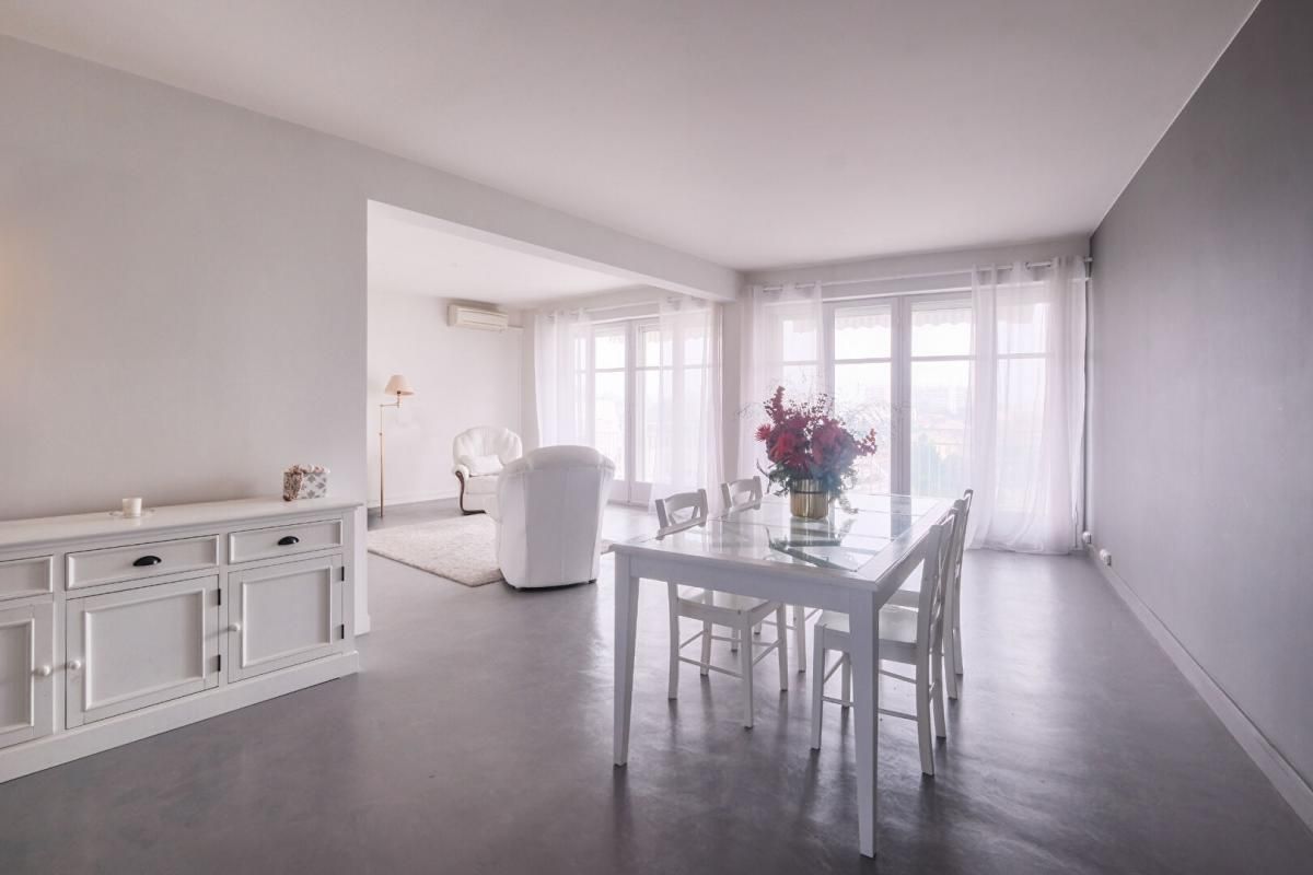 BORDEAUX SUPERBE APPARTEMENT AVEC TROIS CHAMBRES BALCON ASCENSEUR ET PARKING 2