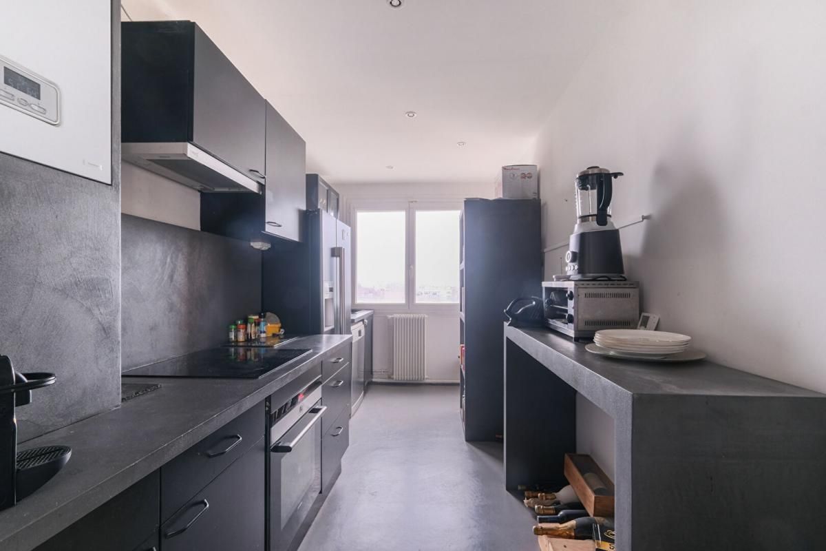 BORDEAUX SUPERBE APPARTEMENT AVEC TROIS CHAMBRES BALCON ASCENSEUR ET PARKING 4