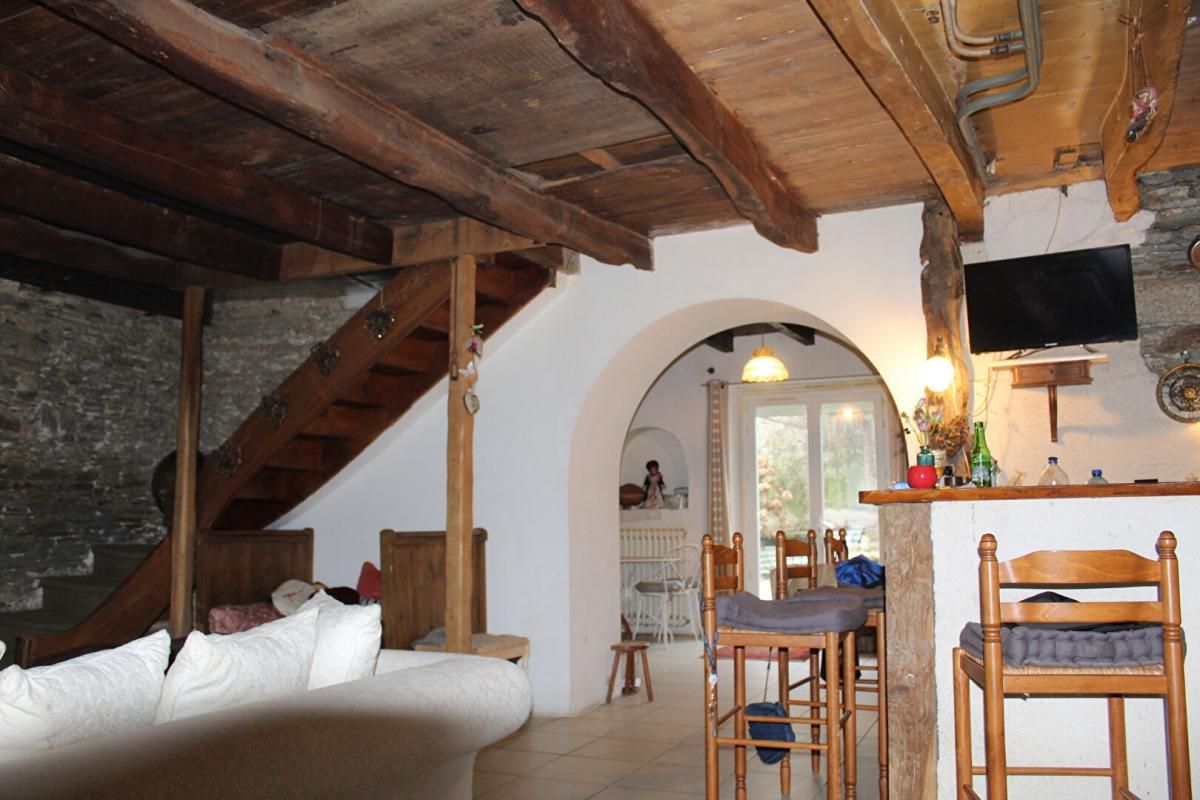 MOUSTOIR-REMUNGOL Exclusivité ! Morbihan 56500 MOUSTOIR-REMUNGOL. Longère de charme, 5/6 chambres, mezzanine, jardin de curé, terrain constructible, local avec accès indépendant 2