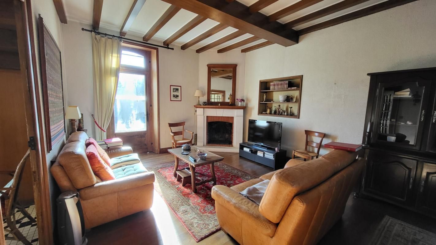 24190 Maison de ville Neuvic 8 pièces sur 2 niveaux 188 m2 parcelle de 532 m² garages