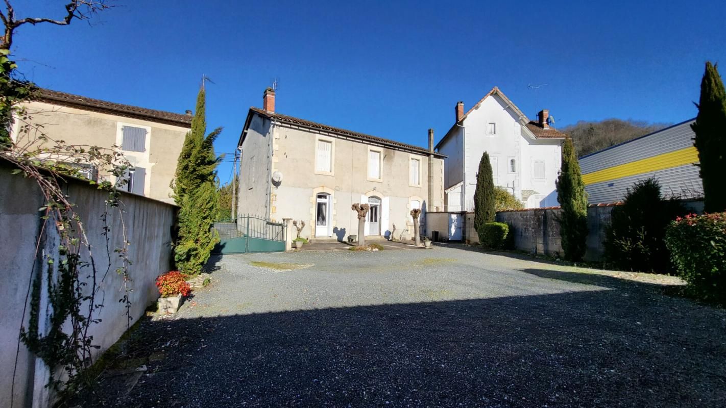 NEUVIC 24190 Maison de ville Neuvic 8 pièces sur 2 niveaux 188 m2 parcelle de 532 m² garages 2