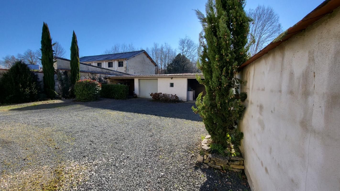 NEUVIC 24190 Maison de ville Neuvic 8 pièces sur 2 niveaux 188 m2 parcelle de 532 m² garages 3